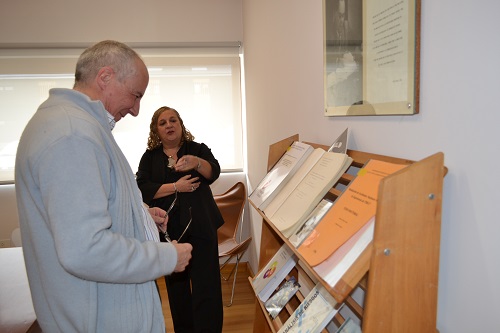 El Dr. Barón, en la Biblioteca Leo Falicov junto a Marisa Velazco Aldao (Crédito IB).